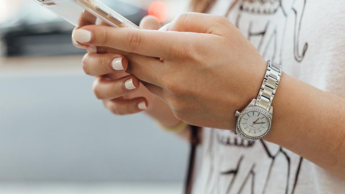 AndroidとiOSのどちらから先にアプリ開発すべきか判断するイメージ