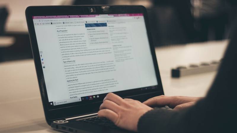 コーヒーを飲みながらブログを執筆しているデスクの風景