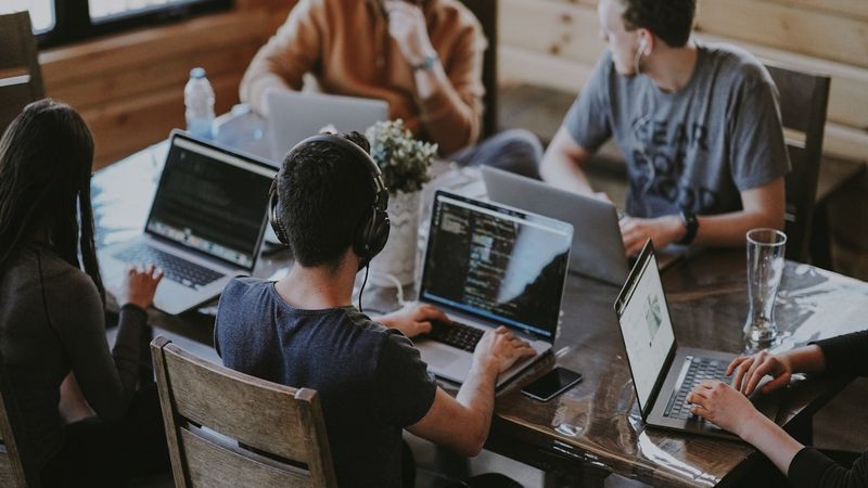 企業ブログ代行で集客力を高めるビジネスチームのイメージ