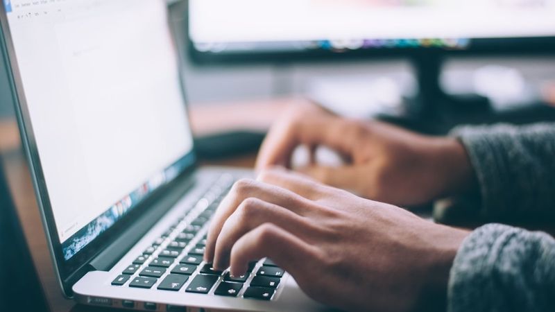 無料アプリが収益を生む仕組みを説明するイメージ