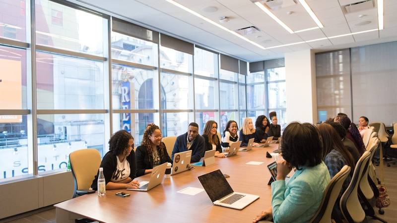 Googleビジネスプロフィールの活用について話し合う事業者のイメージ