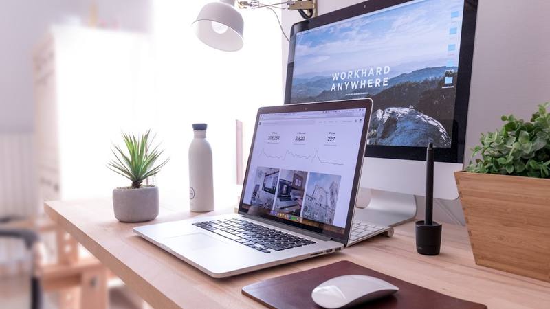 Googleビジネスプロフィール登録前の準備を進めるデスクのイメージ