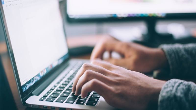 Googleビジネスプロフィールの設定手順を進めるノートパソコンのイメージ