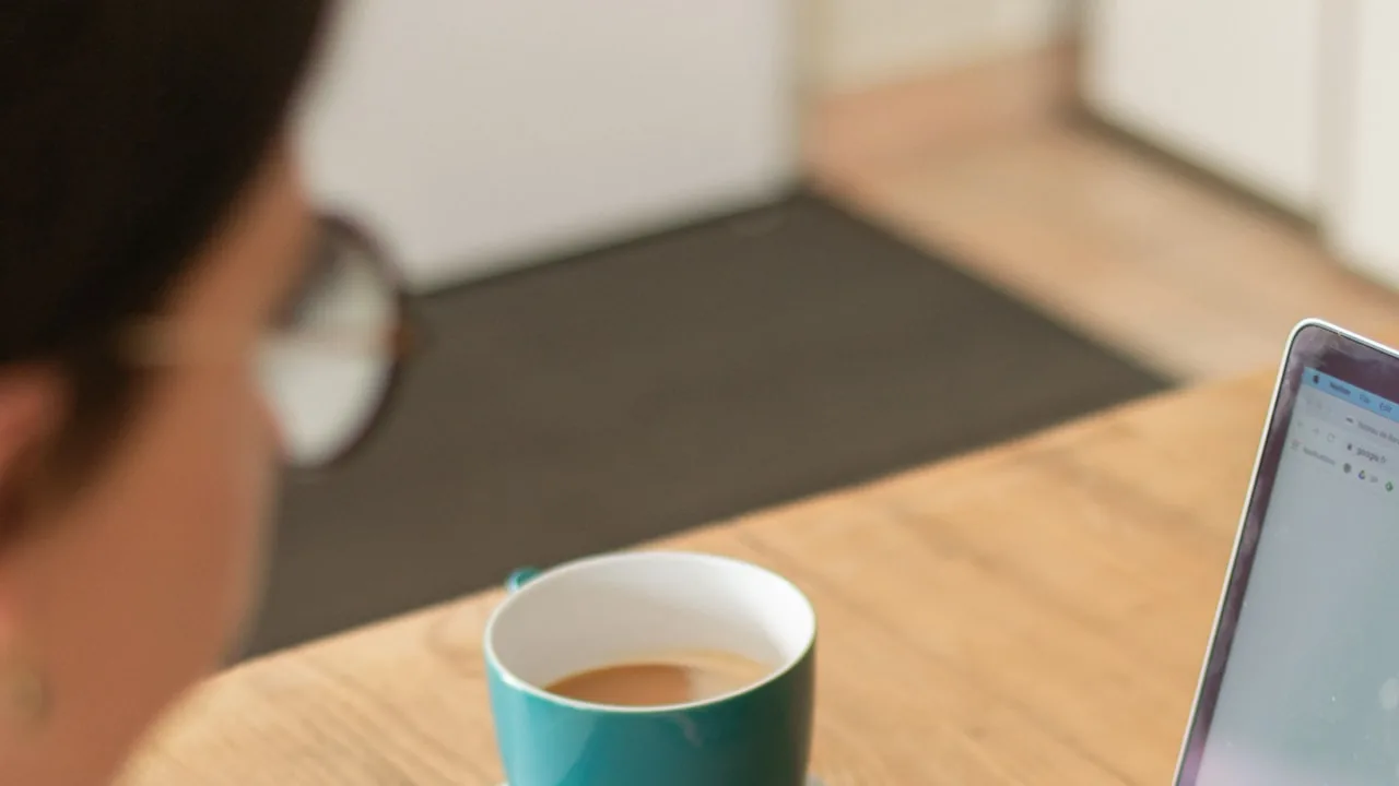 個人事業主がノートパソコンでホームページ制作を検討している様子