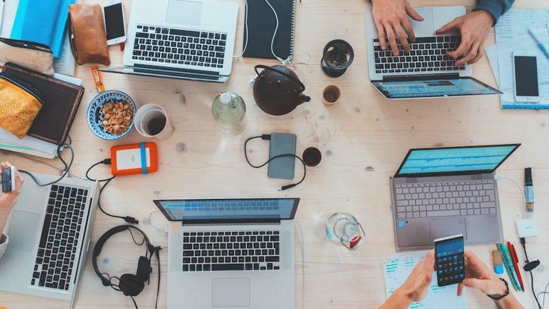 小さく始めてMVPを成長させるスタートアップチームのイメージ
