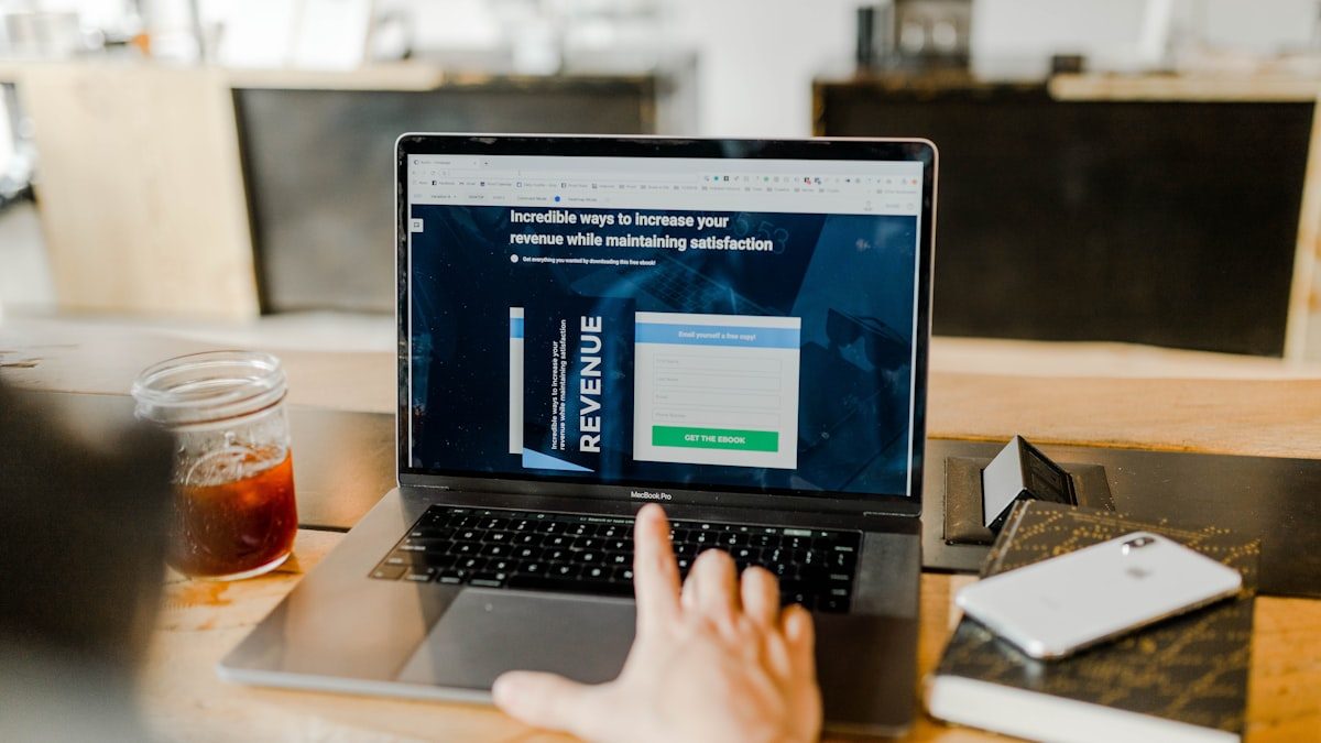 MVP開発の費用を計算するスタートアップ創業者のイメージ
