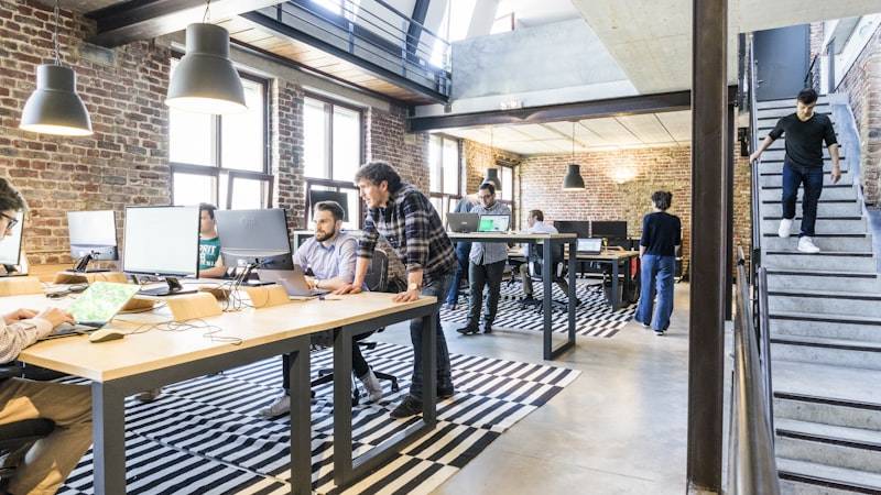 新しいアプリのアイデアを検討するビジネスパーソン