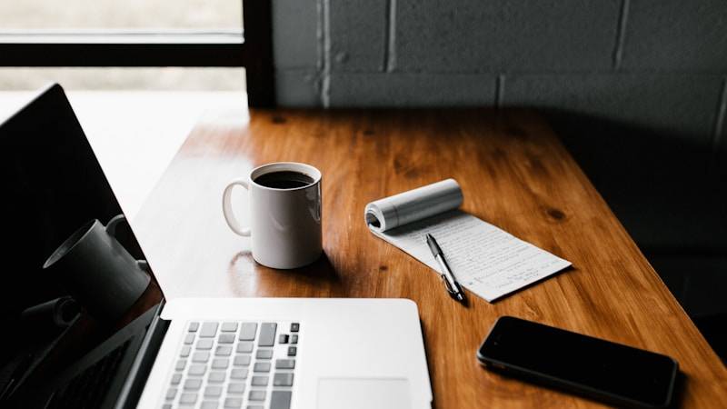 SEOライティングのコツ10選を学ぶデスクワーク風景
